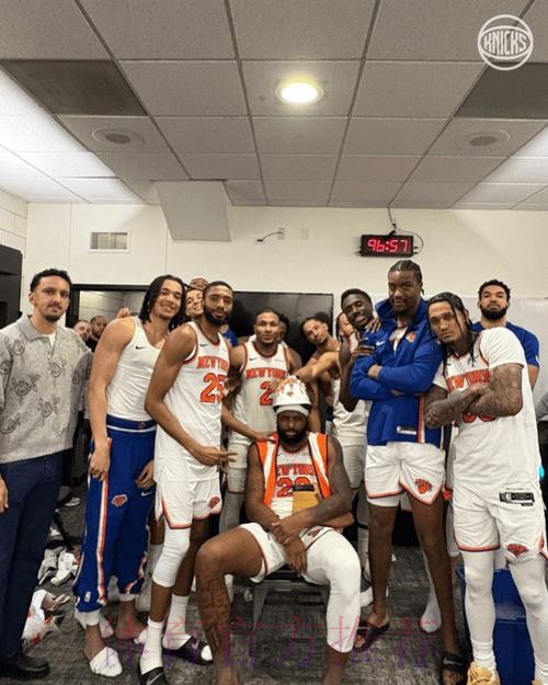 防守大闸！尼克斯官媒晒米切尔-罗宾逊赛后照：本场最佳防守